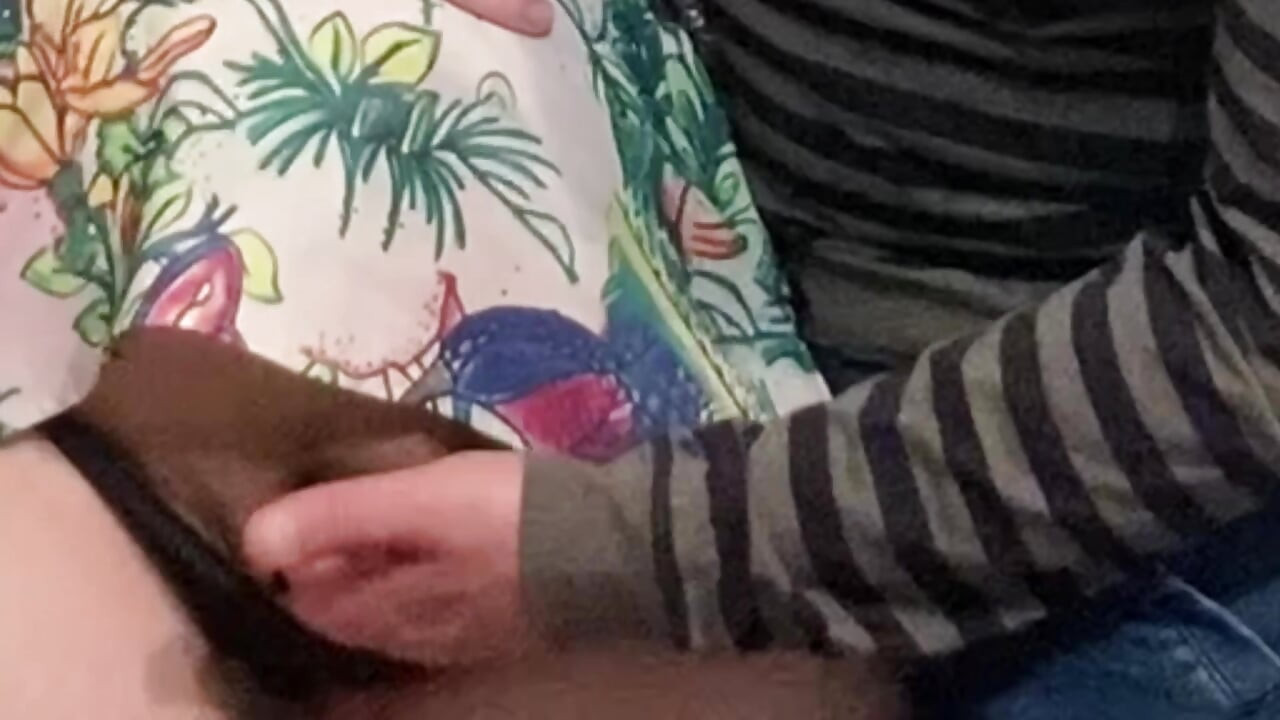 Bu kız herkesin içinde amını ovmama izin veriyor
