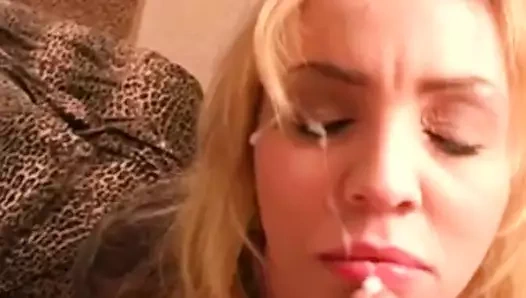 Saf şehvetle emiyor