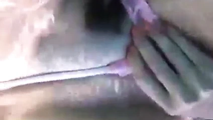 Sıcak üstsüz kız gösterileri kapalı onu kedi