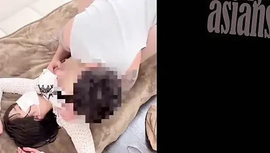 Saf görünümlü güzellik gizli arzusunu ortaya çıkarıyor ve riskli bir özel anın içine giriyor
