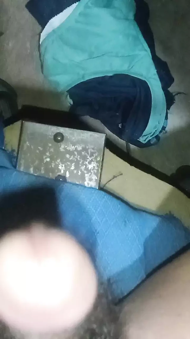 Geceleri sandalyede otururken mastürbasyon yapıyor