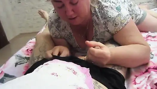 Kayınvalidem sikimi emiyor ve ağzına boşalttığında çıldırıyor