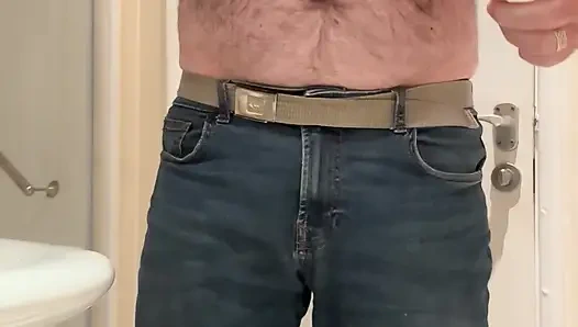 Duş için soyunuyor