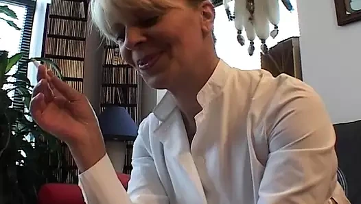 Eski ve dik Alman sarışın oynama ile ona kıllı kedi