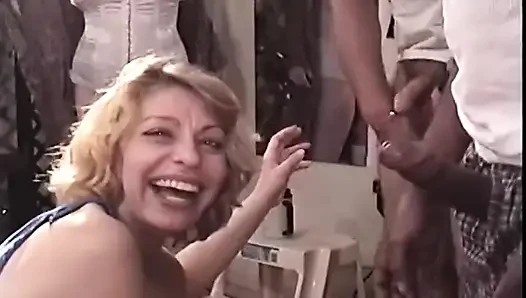 Sarışın orta yaşlı seksi kadın sert grup sekste kalın büyük zenci yarağıyla öğüruyor