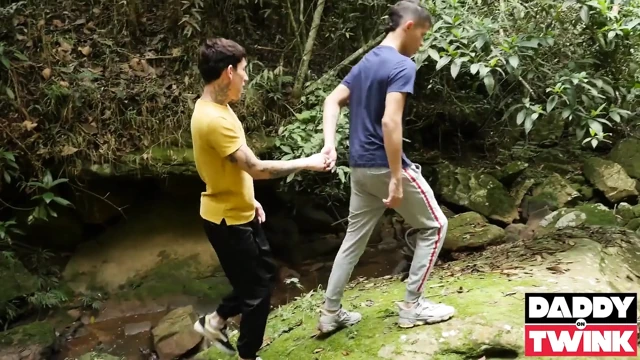 Daddyontwink genç gay andy reyes roman capellini ile açık havada vahşi üreme yapıyor
