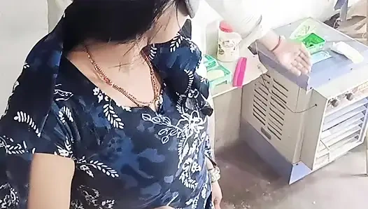 Göt amcık sikiyor yarak emiyor göğüslerini emiyor memeden süt emiyor ve domaltarak yarağa oturuyor ve doğrudan Hintçe seste yatıyor