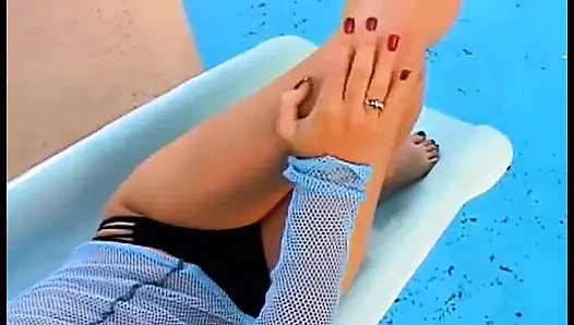 Sevimli esmer hatun Victoria havuzun yanında dev pembe oyuncakla turşusunu sallıyor