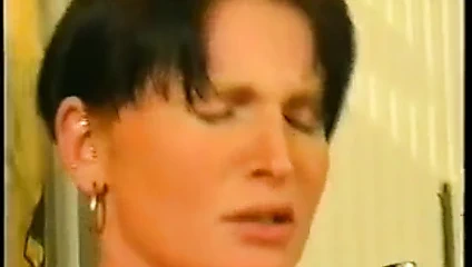 Monja Croft macht es sich selbst