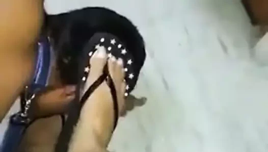 Hintli kadın egemenliği maalkin kaamini yadav ji ayak yalıyor