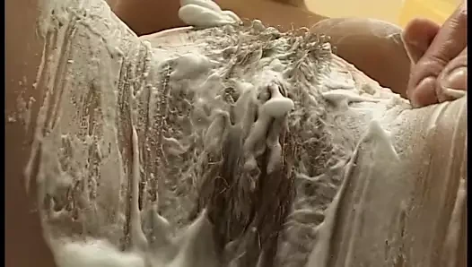 Uschi alleine im Badezimmer testet neues Spielzeug