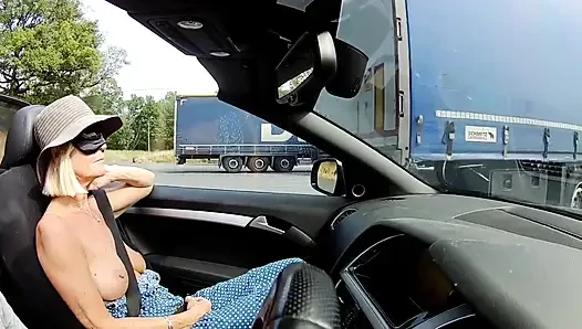 Titty Tuesday gözleri bağlı kamyon durağı eğlencesi