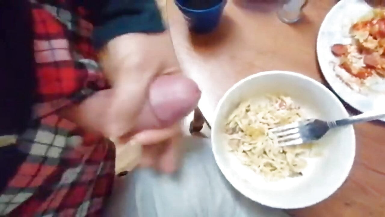 handjob & cumshot makarna tabağında ve yemek
