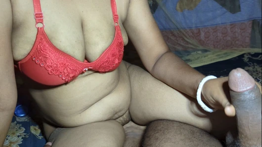 Hintli edepsizce konuşan sürtük ev hanımı yarağı çok iyi alıyor!