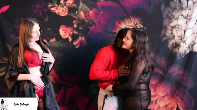 Blake Debarge - soluk orta yaşlı seksi kadın gavat büyük memeli orta yaşlı seksi kadın ve büyük zenci yarağı ile aldatıyor