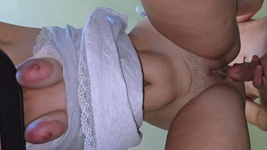 Sarkık memeli ve sıkı amcıklı evli kadın büyük penisi alıyor ve 4 kez dölleniyor. Eve en iyi arkadaşımı onu sikmesi için getirdim