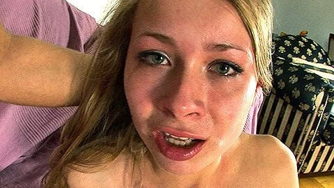 Sıska uzun bacaklı civciv alır anal ve gags üzerinde horoz