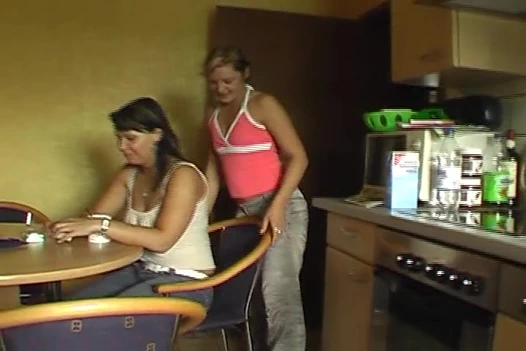 Süper sıcak alman lezbiyen kızlar birbirlerinin pussies ile oynuyor