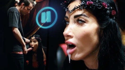 Ateşli orta yaşlı seksi kadın döl yutuyor - büyük memeli esmer zamanında yüzünü sikiyor