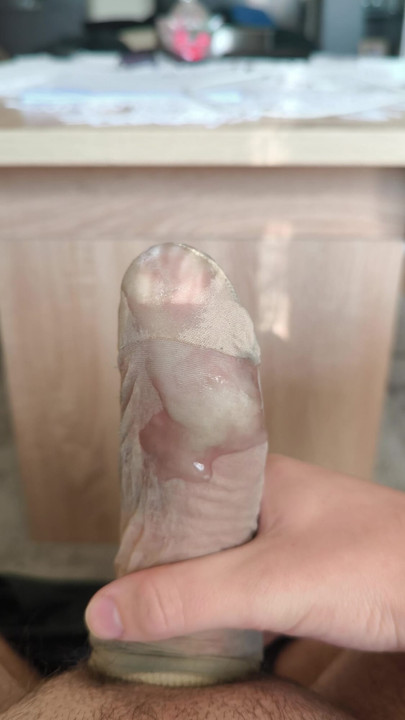 Üvey annenin kokan naylon çoraplarına boşalma