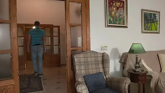 Ebeveynleri işte yokken, bu iki genç domuz kendilerini meşgul ediyor...