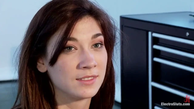 Aiden Starr Hannah Reilly'ye üstte kim olduğunu öğretiyor
