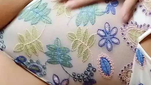 Selene partiden geldiğinde yaramazlık yapıyor ve yatakta yalnız