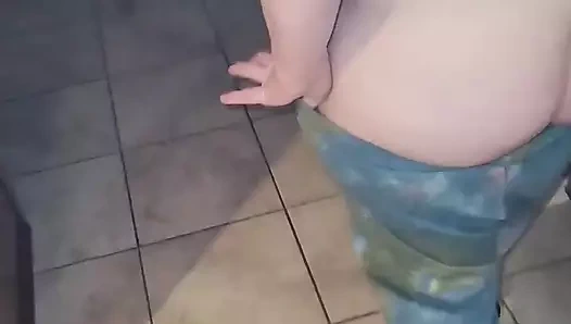 Sarışın orta yaşlı seksi kadın şişeleri temizlerken işemek zorunda kaldı