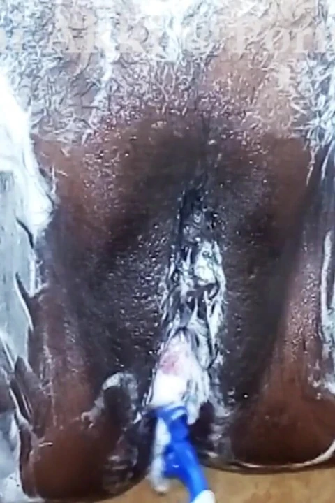 Olgun orta yaşlı seksi kadın amını tıraş ediyor ve orgazm oluyor siyah amcık