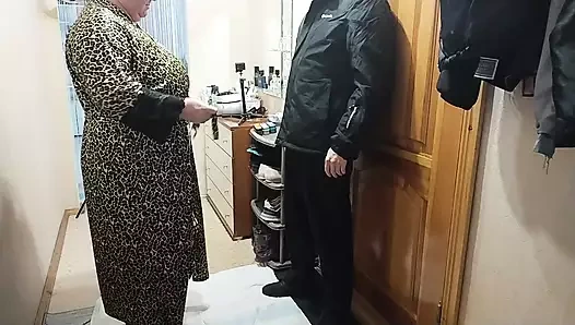 Büyük memeli ateşli orta yaşlı seksi kadın bahşiş yerine mastürbasyon yapıyor ve sikimi emiyor