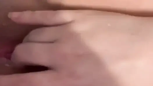 İşerken kıllı amımı parmaklıyorum
