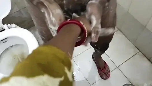 Seans 28. seksi yenge banyoda mastürbasyon yapan devar'a sürpriz yapıyor - ateşli desi rol yapma seksi"