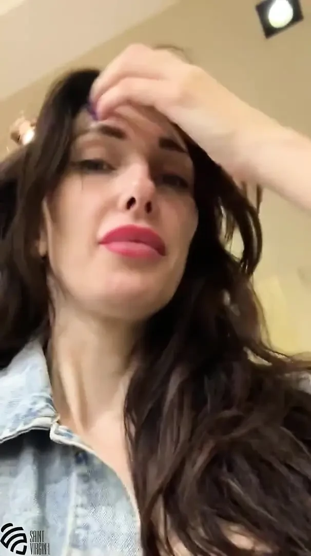 Ateşli orta yaşlı seksi kadın mağazanın soyunma odasında mastürbasyon yapıyor