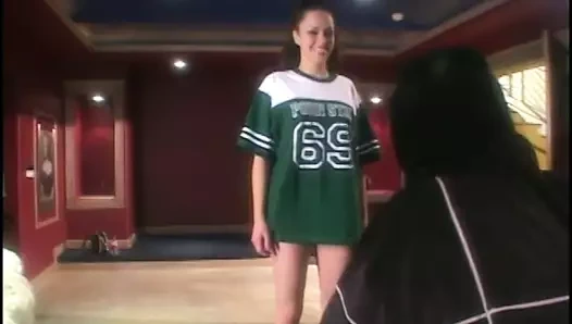 Kıvrımlı vücut ile şehvetli genç gets becerdin tarafından büyük siyah çük