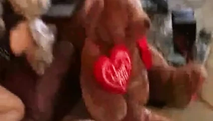 O sadece 18 döndü ve siyah kedi büyük bir çük için hazır