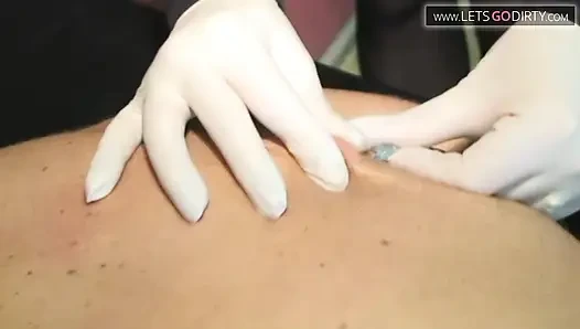 Ateşli adam sırtına ve götüne vibratör takılmışken eğleniyor