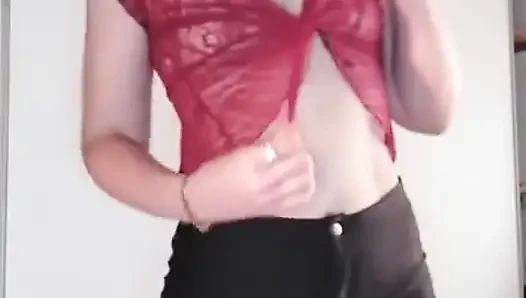 Shyyfxx bir takipçiye bir video ayırıyor, böylece sütünü 31 talimatına ithaf ediyor