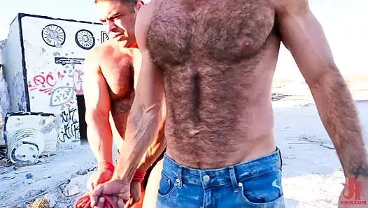 Çöl esiri: Ricky Larkin Draven Navarro Raw ile sikişiyor