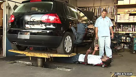 Misty Stone ve Olivia Winters, iki zenci hatun, büyük bir siyah yarağı sikiyor.