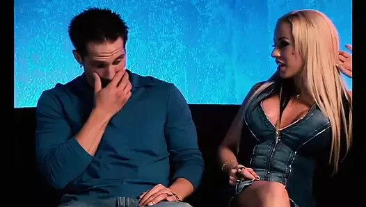 Sarışın hatun ona sakso çekiyor ve götünü siktiriyor