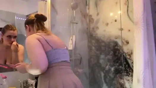 Büyük bir dildo sikişi ile boşalıyor