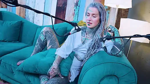 H hakkında konuşuyorum - mutluluk - asmr podcast sfw konuşuyor gotik sıska kız dreadlocks dövmeli model dövmeli kız