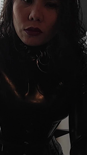 DominaFire в черном латексном комбинезоне