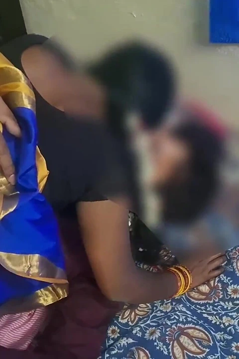 Hintli üvey kız kardeş seks için üvey erkek kardeşini ve arkadaşını sikiyor