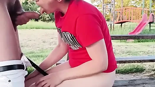 Parkta Bacaklarını Masaya Kaldırdı