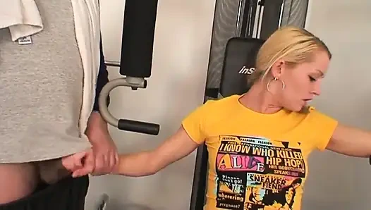 Yaşlı domuz spor salonunda bir gençle sikişiyor