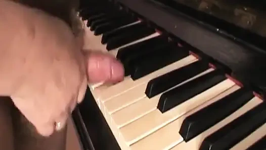 İri göğüslü genç kız azgın yaşlı bir dede tarafından sikiliyor