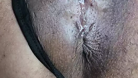 Üvey kız arabada fışkırtıyor.