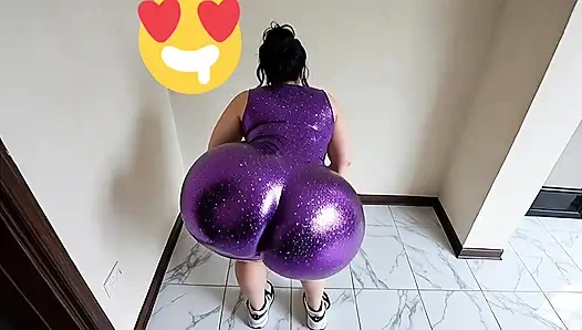 Mor elbiseli büyük, çok ateşli