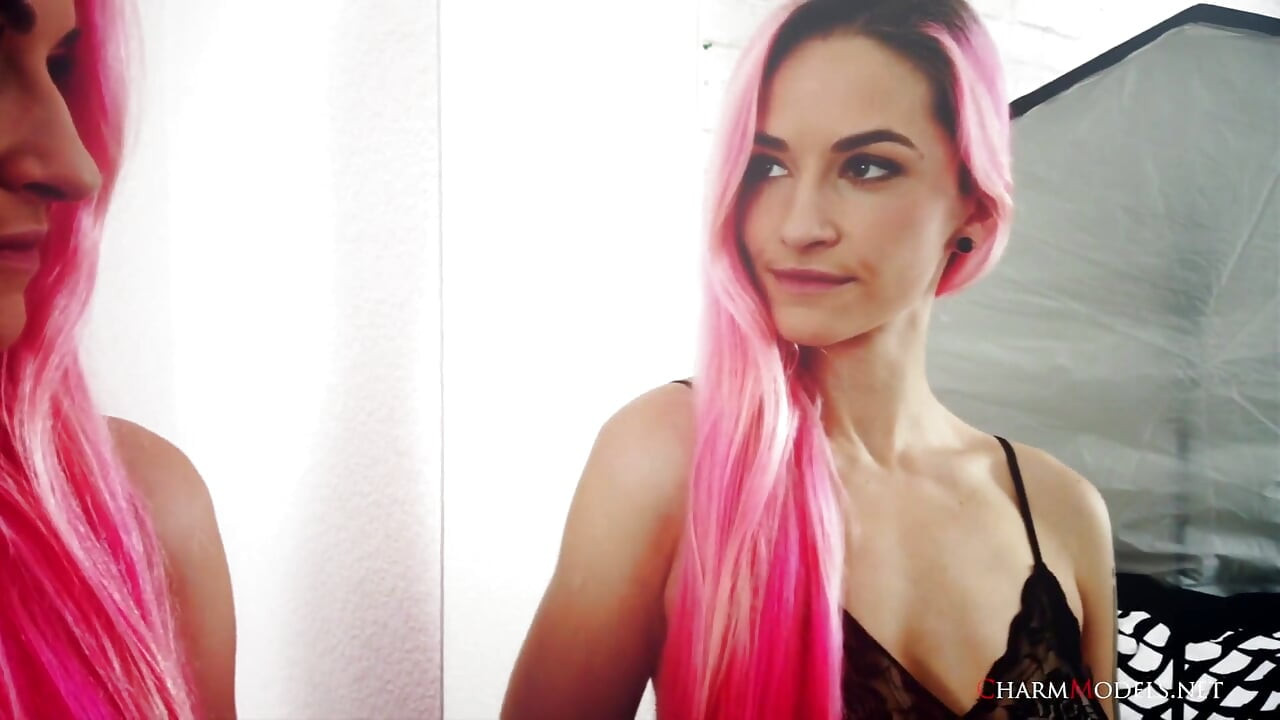 Duvardaki ayna seksi pembe saçlı kız adele